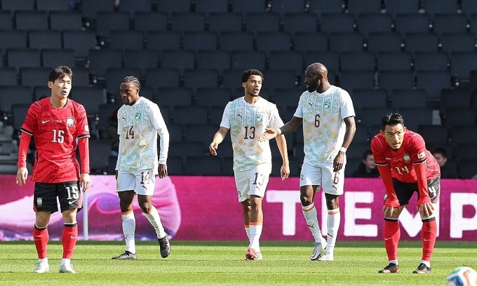 Hàn Quốc (áo đỏ) trong trận thua Bờ Biển Ngà trên sân MK, thành phố Milton Keynes, Vương quốc Anh ngày 28/3/2026. Ảnh: Yonhap