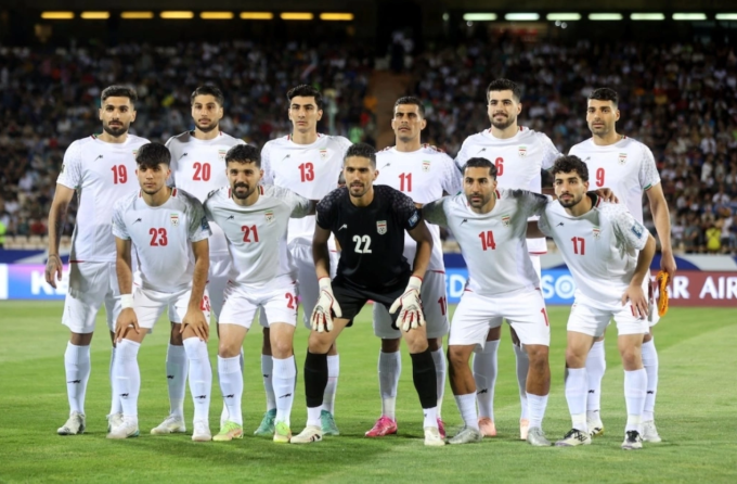 Cầu thủ Iran chụp ảnh trước trận gặp Triều Tiên tại vòng loại World Cup 2026 trên sân Azadi, thành phố Tehran, Iran, tối 10/6/2025. Ảnh: Reuters