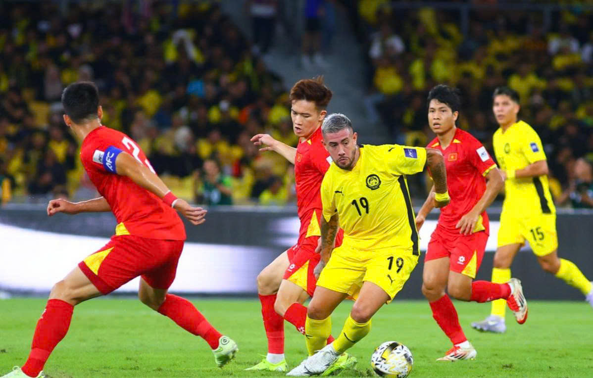 Tuyển Malaysia mang 13 cầu thủ gốc nước ngoài sang Việt Nam 1 Tuyển Malaysia mang 13 cầu thủ gốc nước ngoài sang Việt Nam - Ảnh 1.