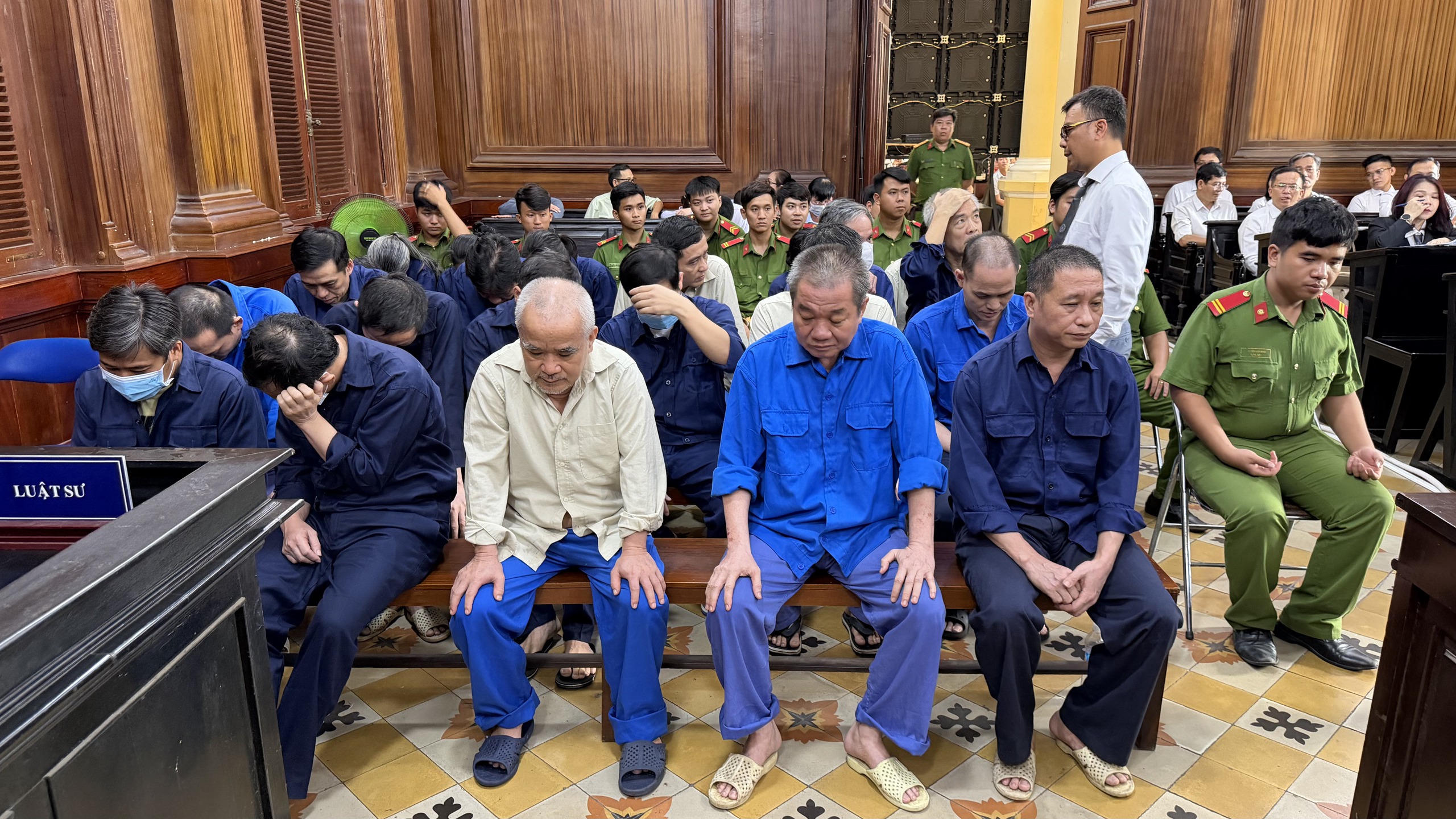 Chi tiết mức án 30 bị cáo trong vụ cấp chứng chỉ lái xe trái phép  - Ảnh 1.