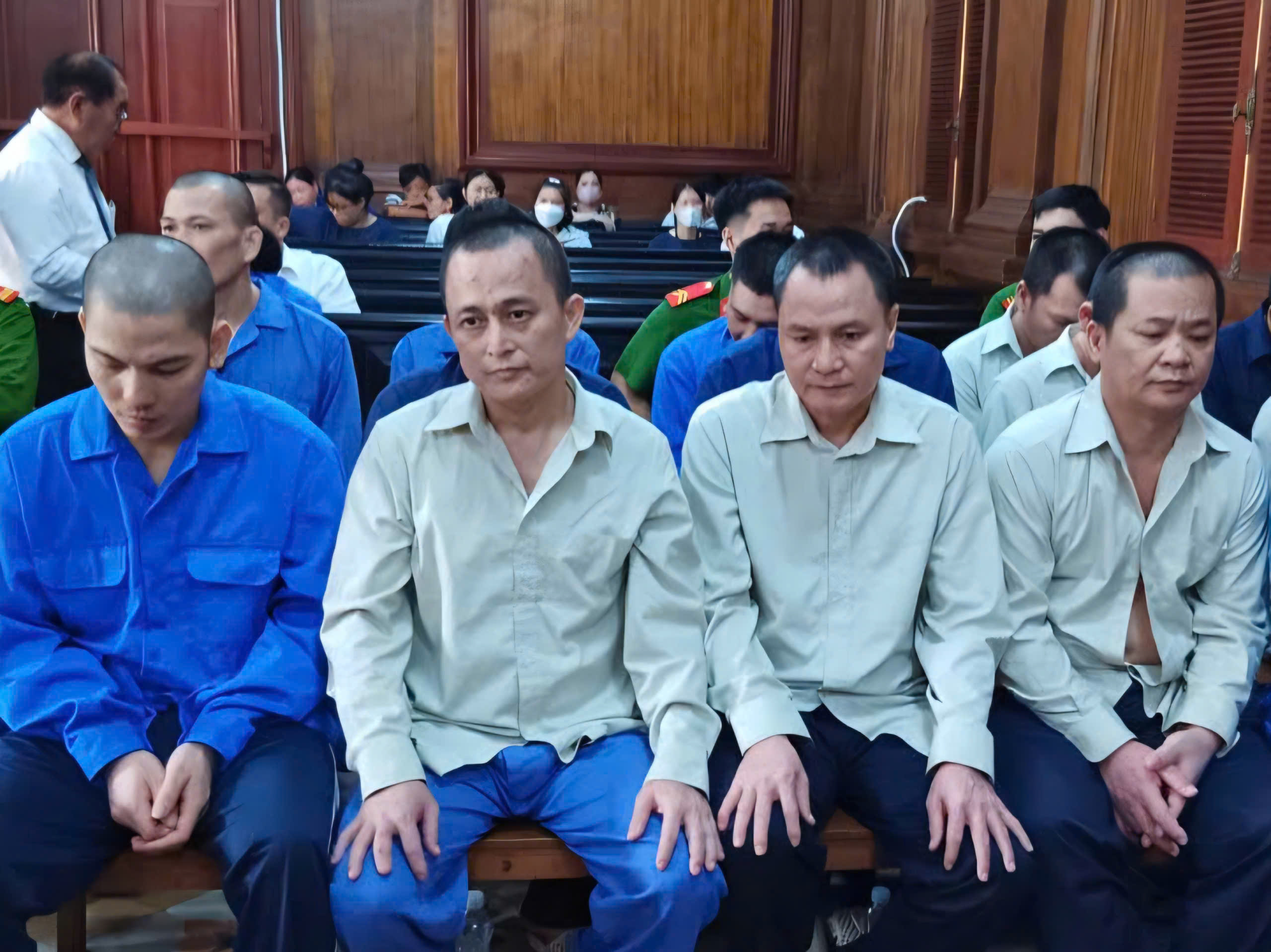 Người đàn bà thao túng chục 