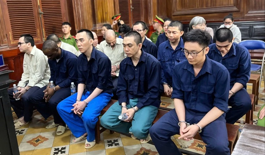 Các bị cáo tại toà. Ảnh: THUỲ DƯƠNG rửa tiền