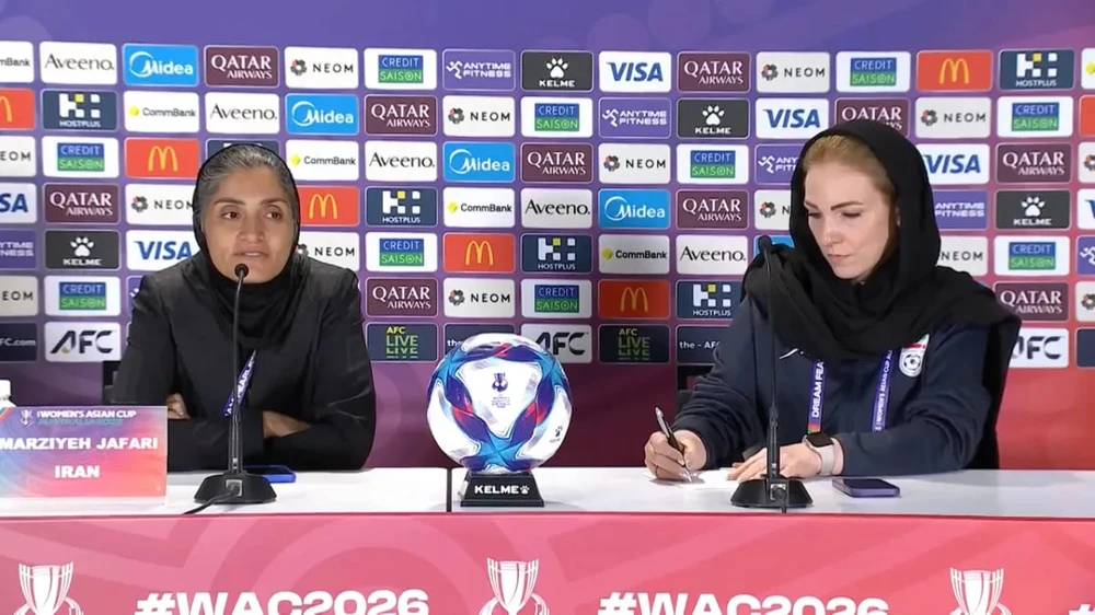 tuyen-thu-iran-dau-don-cho-gia-dinh-o-que-nha-giua-bom-dan (1).jpg