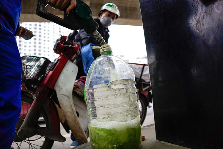 Tuyệt đối KHÔNG làm hành động này sau khi mua xăng dầu, vì có thể ảnh hưởng tính mạng- Ảnh 1.