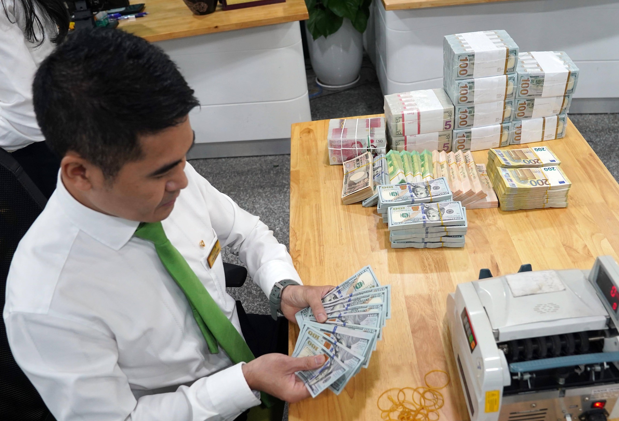 Tỷ giá, lãi suất đều 'căng'- Ảnh 1.