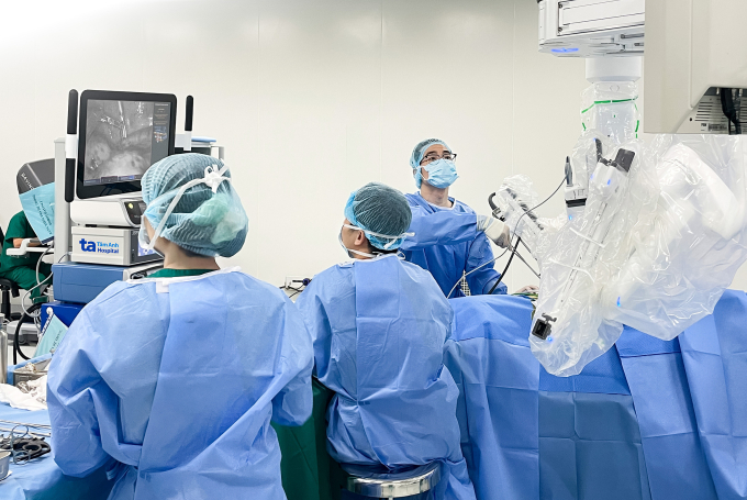Phó giáo sư Vĩnh (ngoài cùng bên trái) điều khiển robot Da Vinci Xi cắt bỏ khối u cho ông Hiếu. Ảnh: Bệnh viện Đa khoa Tâm Anh