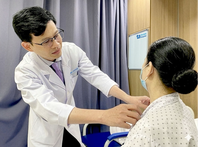 Bác sĩ Tấn khám cho bà Nhường sau phẫu thuật. Ảnh: Bệnh viện Đa khoa Tâm Anh