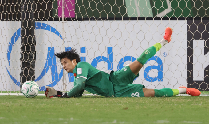 Thủ môn Cao Văn Bình thi đấu trong trận Việt Nam hòa Hàn Quốc 2-2, rồi thắng luân lưu 7-6 để giành HC đồng U23 châu Á 2026 tại Arab Saudi. Ảnh: AFC