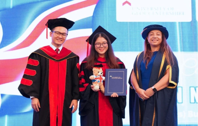 Sinh viên UEF nhận bằng tốt nghiệp. Ảnh: UEF