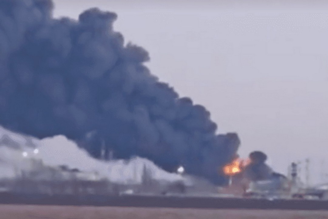 Chiến sự Ukraine ngày 1.478: Ukraine tấn công trung tâm dầu mỏ Nga, ông Zelensky đến Romania - Ảnh 2.