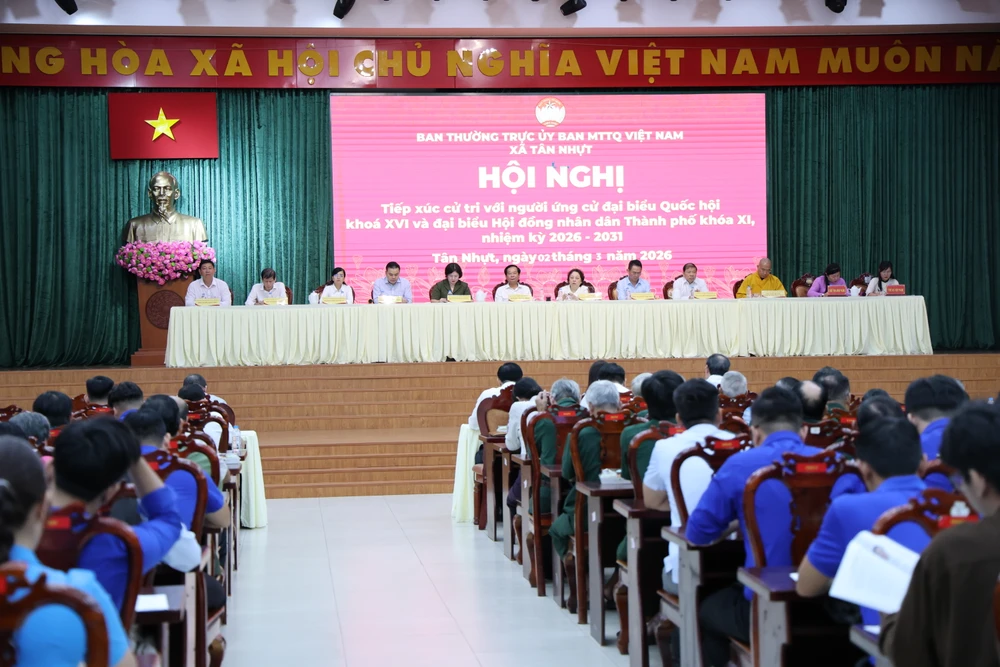 Toàn cảnh hội nghị tiếp xúc cử tri. Ảnh: LÊ THOA cu-tri-tp.hcm-4.JPG