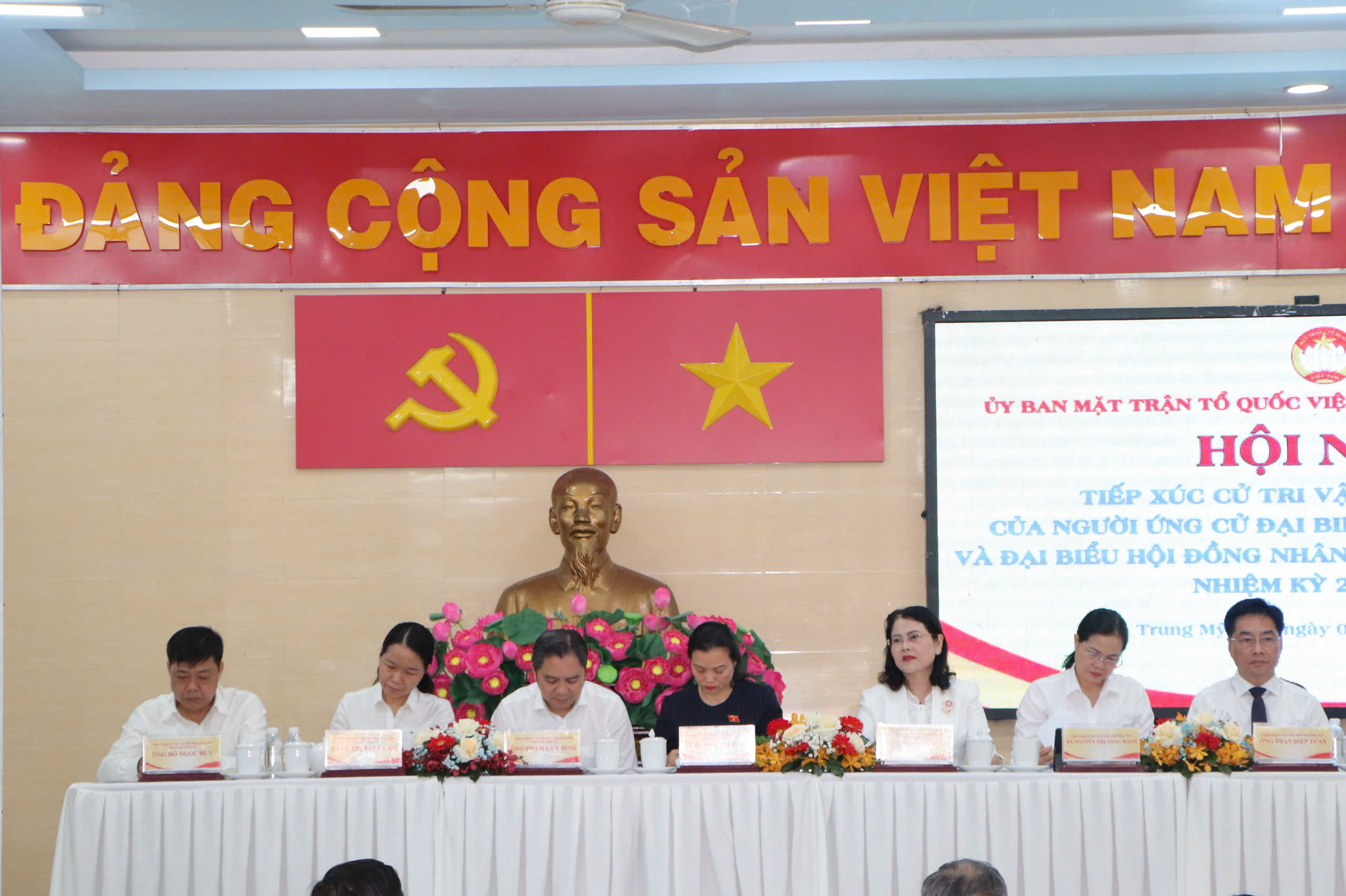 Ứng viên ĐBQH tại TPHCM tiếp xúc cử tri cam kết giải quyết vấn đề thiết thực - Ảnh 1. Ứng viên ĐBQH tại TPHCM tiếp xúc cử tri cam kết giải quyết vấn đề thiết thực - Ảnh 1.