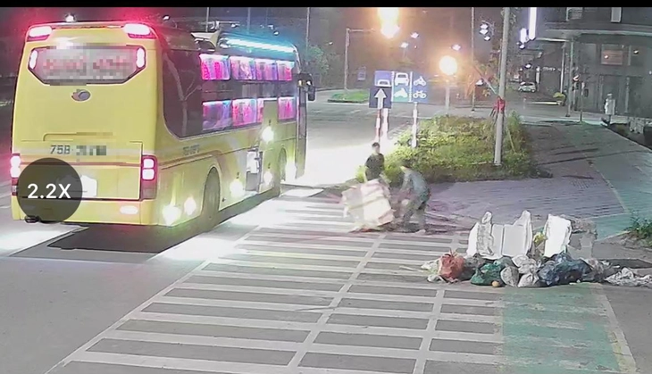 Ủng hộ chủ tịch phường ‘check cam’ tìm người xả rác, giữ sạch môi trường bắt đầu từ việc như vậy 1 Ủng hộ chủ tịch phường ‘check cam’ tìm người xả rác, giữ sạch môi trường bắt đầu từ việc như vậy - Ảnh 1.