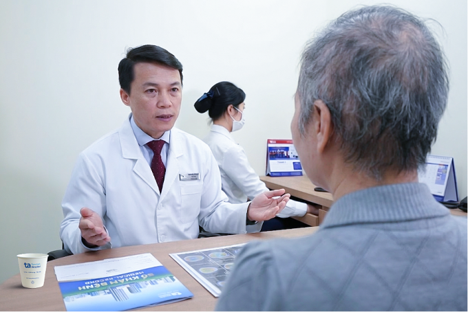 Bác sĩ Ngô Trường Sơn tư vấn cho chị Trang. Ảnh: Bệnh viện Đa khoa Tâm Anh