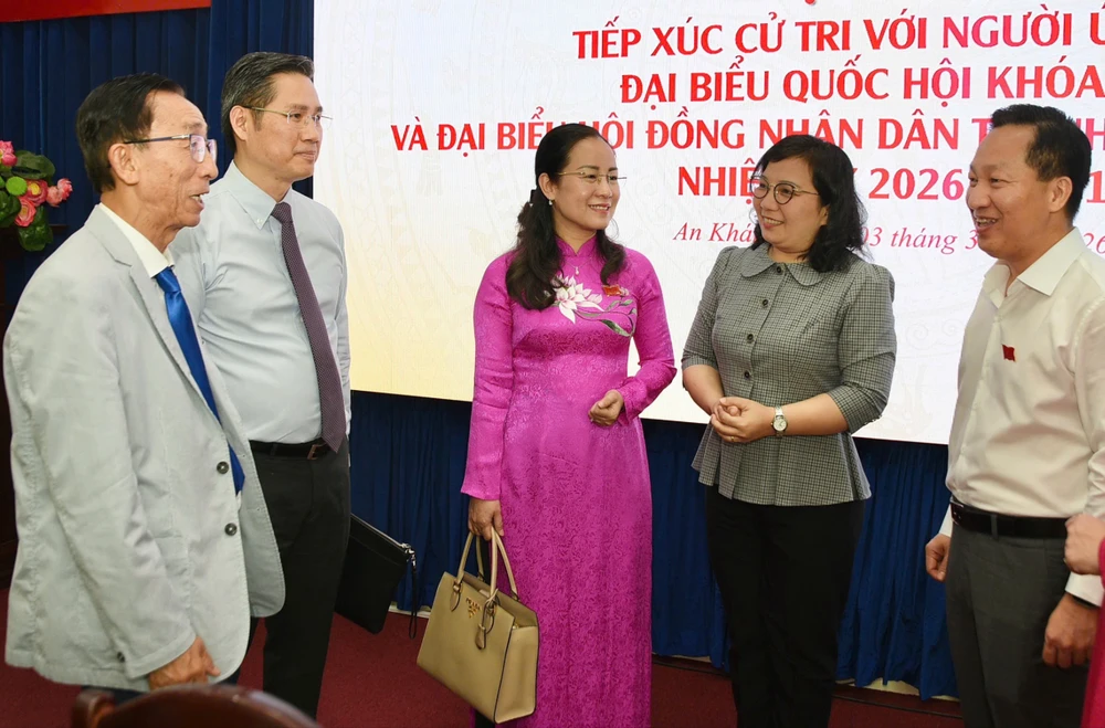 LS Nguyễn Hải Nam, Phó chủ tịch Liên đoàn Luật sư Việt Nam, Phó chủ nhiệm Đoàn luật sư TP.HCM (thứ hai từ trái qua) cùng các đại biểu ứng cử sáng 3-3. Ảnh: TRẦN LINH Ứng viên ĐBQH và HĐND TP.HCM Nguyễn Hải Nam: Xây dựng hệ thống pháp luật rõ ràng, có tầm nhìn dài hạn-tiep-xuc-cu-tri-LSS-nguyen-hai-nam 4.jpg