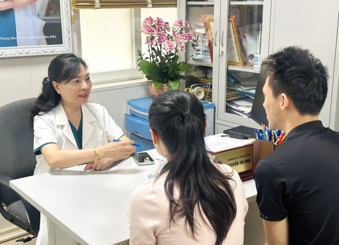 Bác sĩ Nhã tư vấn cho cặp vợ chồng khiếm thị. Ảnh: Thùy An