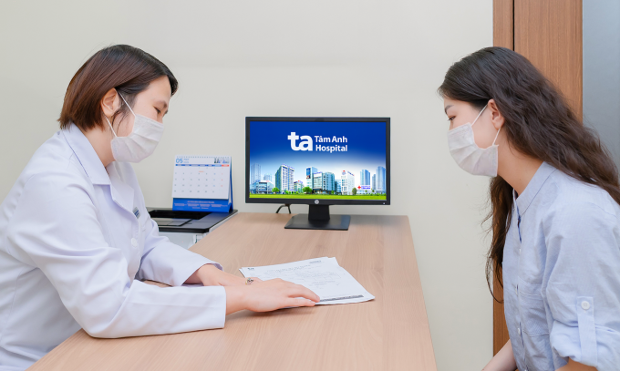 BS.CKI Nguyễn Gia Hoàng Anh tư vấn khám phụ khoa định kỳ cho phụ nữ trẻ. Ảnh: Bệnh viện Đa khoa Tâm Anh