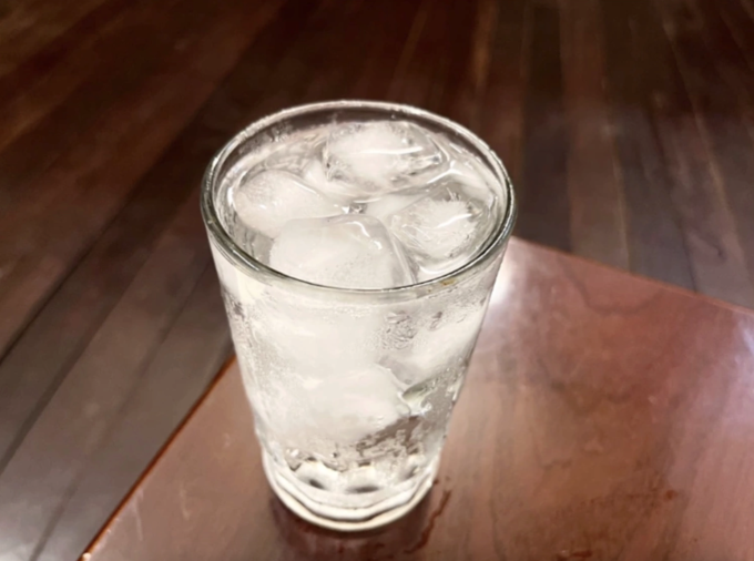 Việc uống nước đá có rủi ro hay không phụ thuộc vào tình trạng sức khỏe của từng cá nhân. Ảnh: Ly Nguyễn