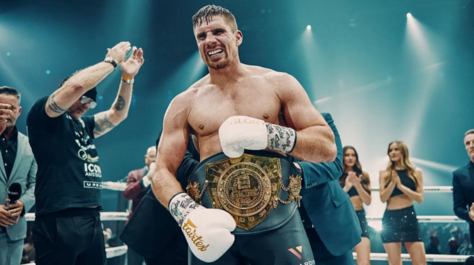 Verhoeven là ngôi sao hàng đầu của kickboxing. Ảnh: Glory