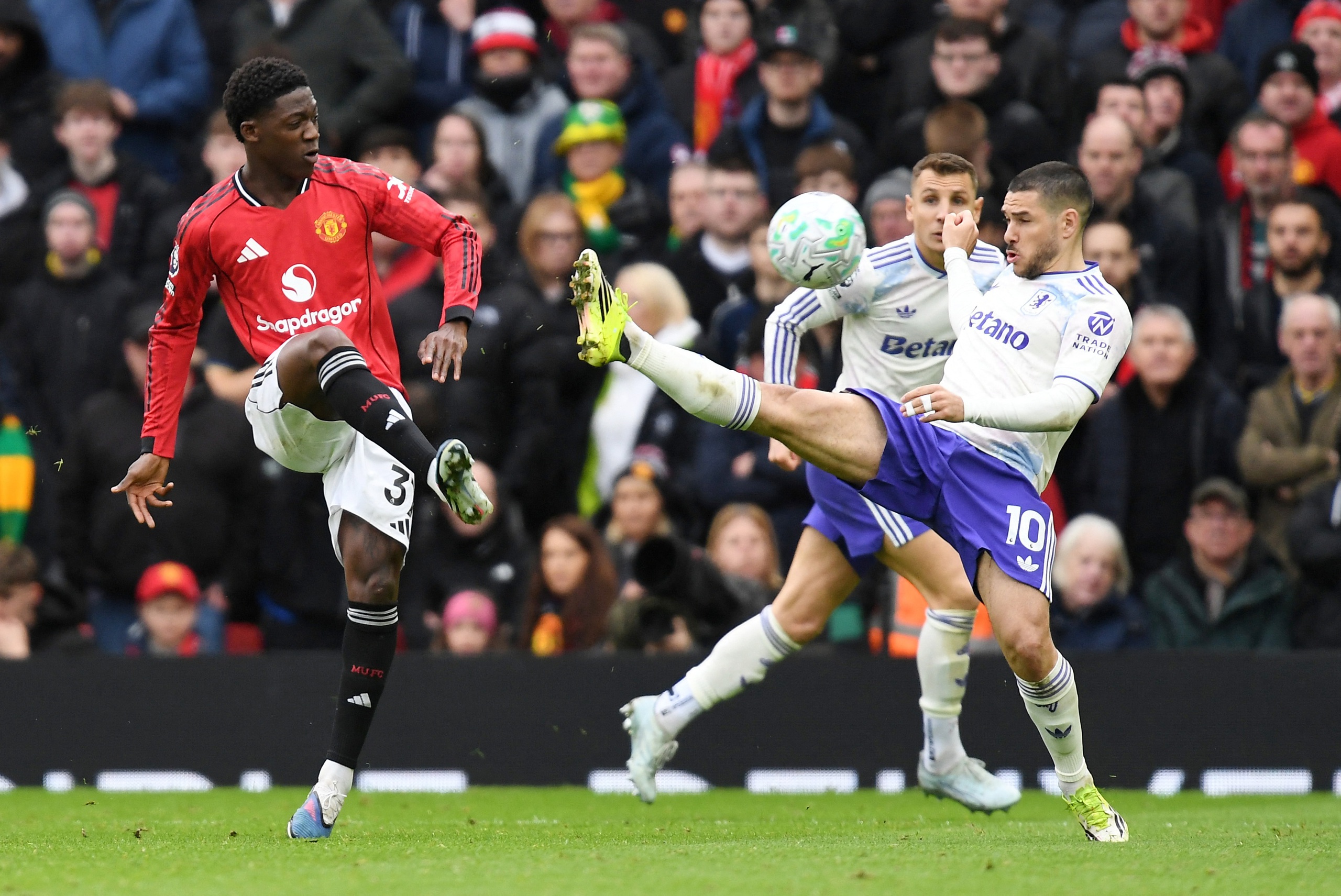 VAR gây tranh cãi, M.U đánh bại Aston Villa trận 'đại chiến' tốp 3- Ảnh 1. VAR gây tranh cãi, M.U đánh bại Aston Villa trận 'đại chiến' tốp 3- Ảnh 1.