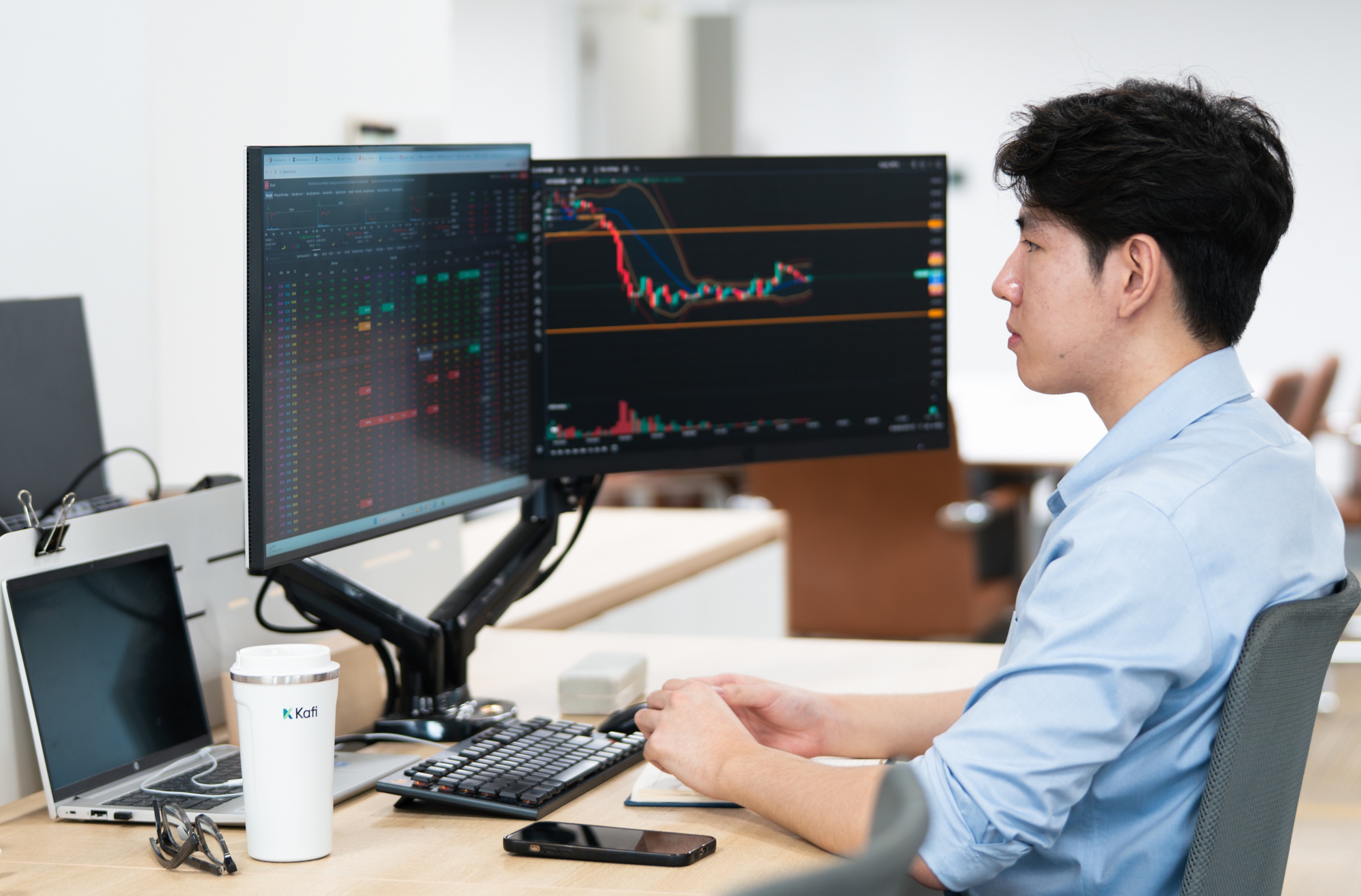 VN-Index 'đỏ lửa' đầu tuần, nỗ lực phục hồi nhưng không thành 1 VN-Index - Ảnh 1.