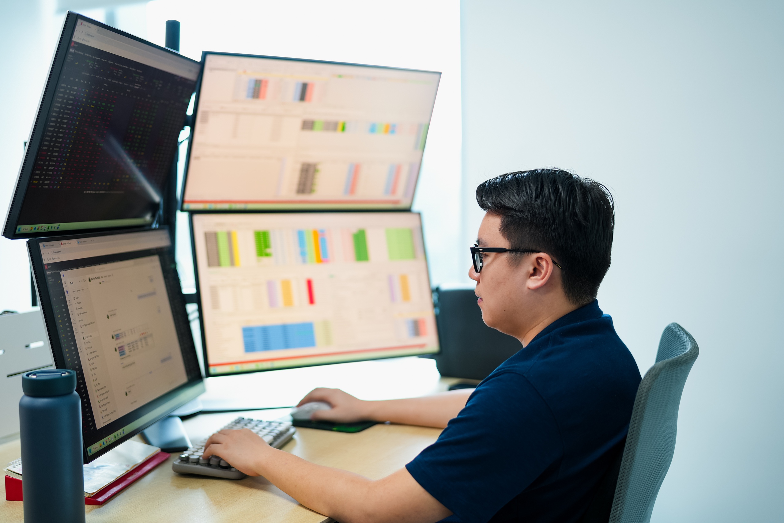 VN-Index gây bất ngờ cuối phiên, chuyên gia khuyên 'không nên vội bắt đáy' - Ảnh 1.