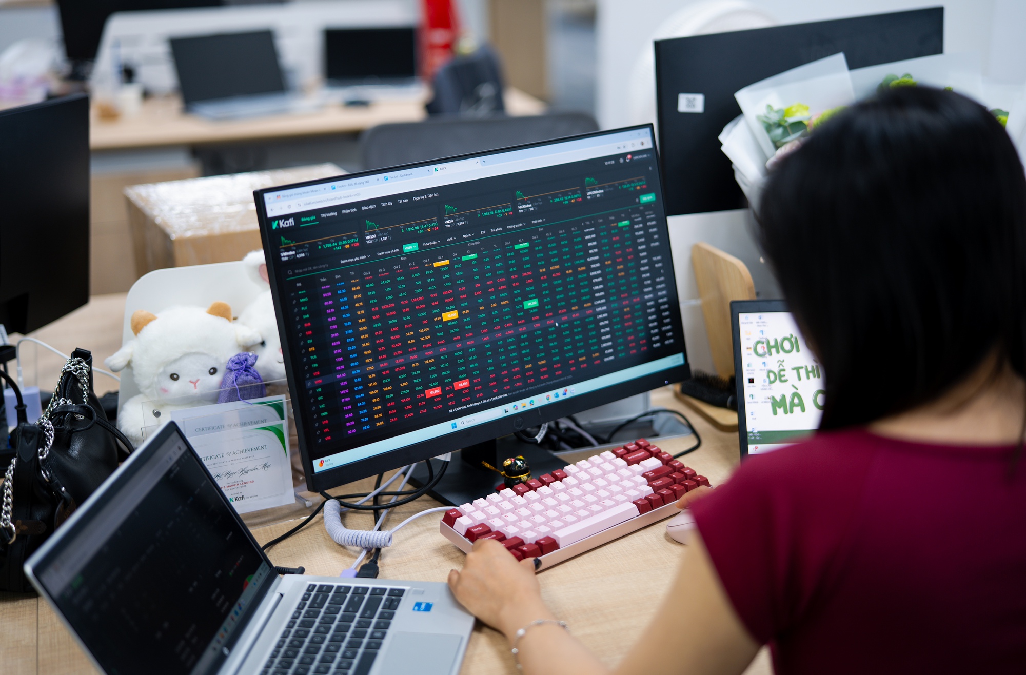 VN-Index ‘lượn sóng’ trong phiên giao dịch đầu tiên sau tin chiến sự Iran 1 VN-Index - Ảnh 1.