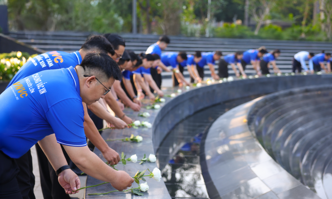 Nhân viên Hệ thống tiêm chủng VNVC dâng hoa tại đài tưởng niệm, đồng thời dành thời gian để nhìn lại một giai đoạn đặc biệt của lịch sử y tế đất nước. Ảnh: Nhân Lê