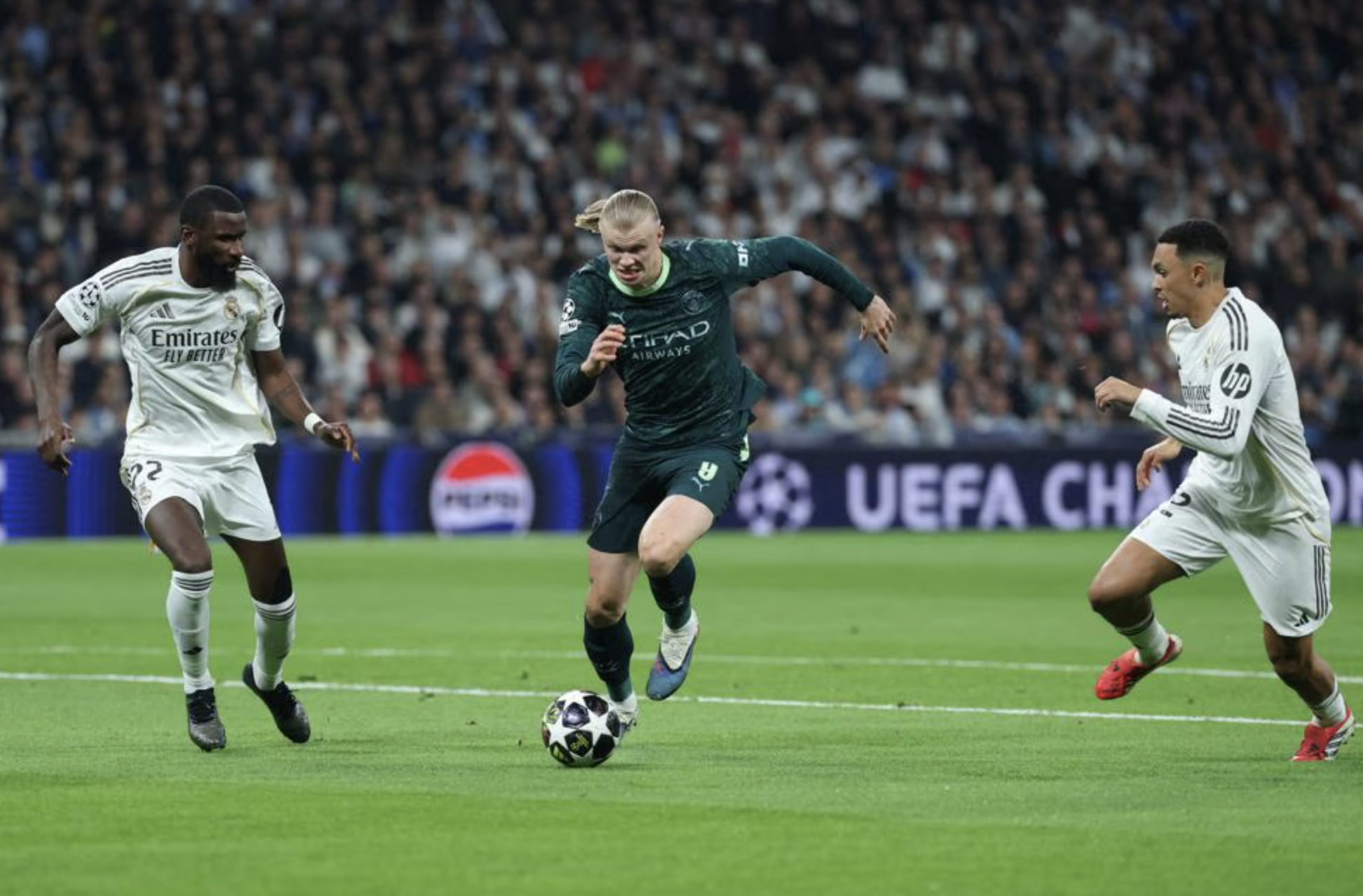 Valverde một tay nhấn chìm Man City, Real Madrid bay bổng tại Bernabeu - Ảnh 1.