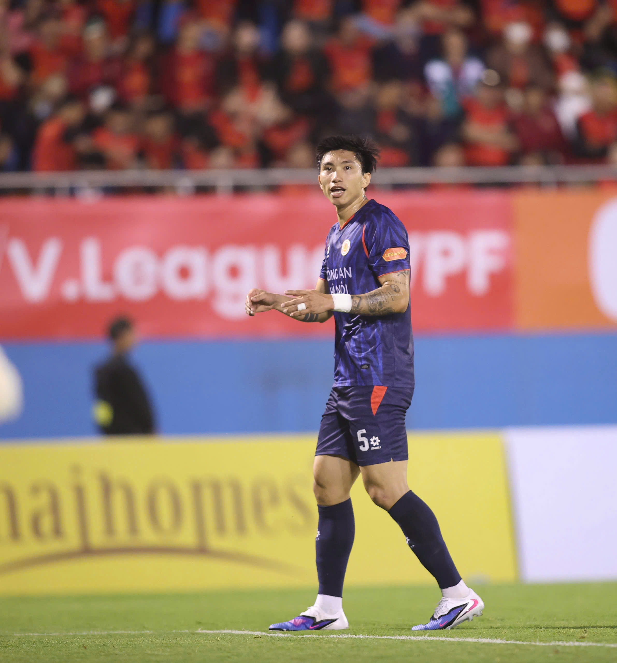 Văn Hậu tiết lộ ‘bí kíp’ giúp CLB CAHN đánh bại Ninh Bình: 'Thầy Polking đã...'- Ảnh 1.