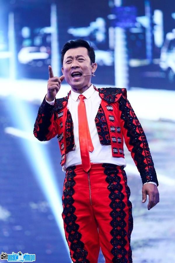 Việt Nam có 1 ngôi sao tự nhận toàn đóng phim rác: Quá khứ làm nhân viên cây xăng, giờ ở biệt thự 12.000 m²- Ảnh 2.