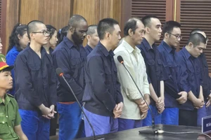 Hoãn phiên tòa vụ chủ tiệm vàng Đức Long vận chuyển trái phép hàng triệu USD sang biên giới