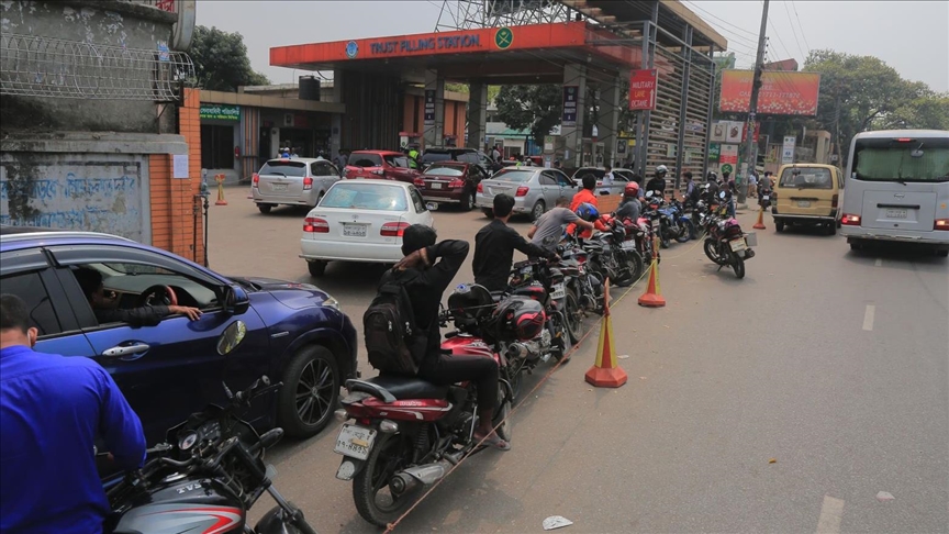 Không phải tắc đường, đây là dòng người vô tận chờ đổ xăng tại 1 quốc gia châu Á: Vấn đề không phải giá bao nhiêu nữa- Ảnh 1.