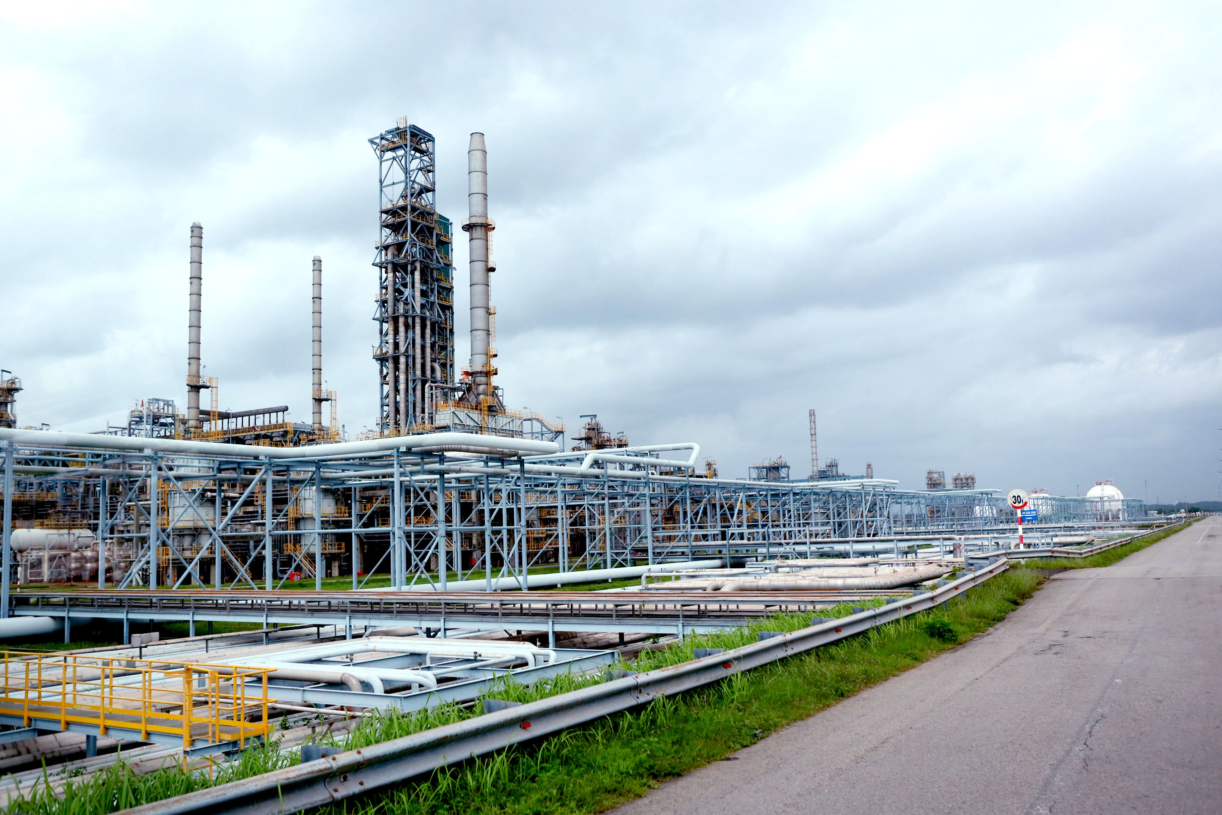 Vận hành vượt công suất, Lọc dầu Dung Quất nhắm kỷ lục 8,3 triệu tấn, giữ nguồn cung xăng dầu 1 Vận hành vượt công suất, Lọc dầu Dung Quất nhắm kỷ lục 8,3 triệu tấn, giữ nguồn cung xăng dầu - Ảnh 1.