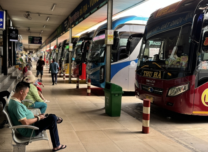 Xe khách đậu chờ khởi hành ở bến xe Miền Đông, quận Bình Thạnh (cũ), sáng 20/3. Ảnh: Giang Anh