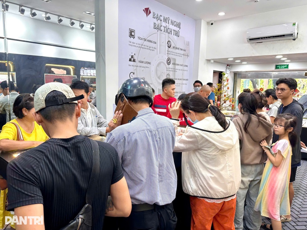 Vàng bạc tăng mạnh giữa “bão lửa” Trung Đông, chuyên gia cảnh báo nóng - 2