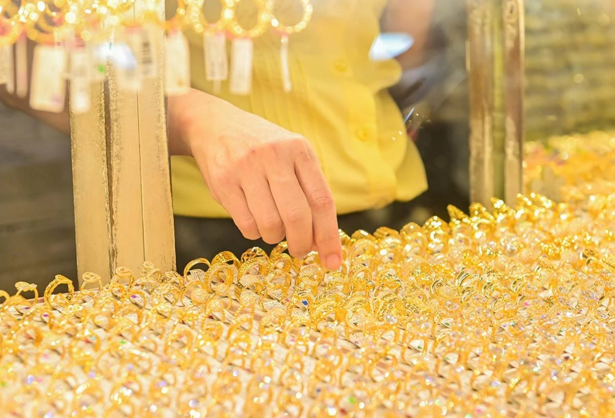 Giá vàng hôm nay 16/3: Vàng nhẫn giảm xuống còn 180 triệu đồng/lượng- Ảnh 1.