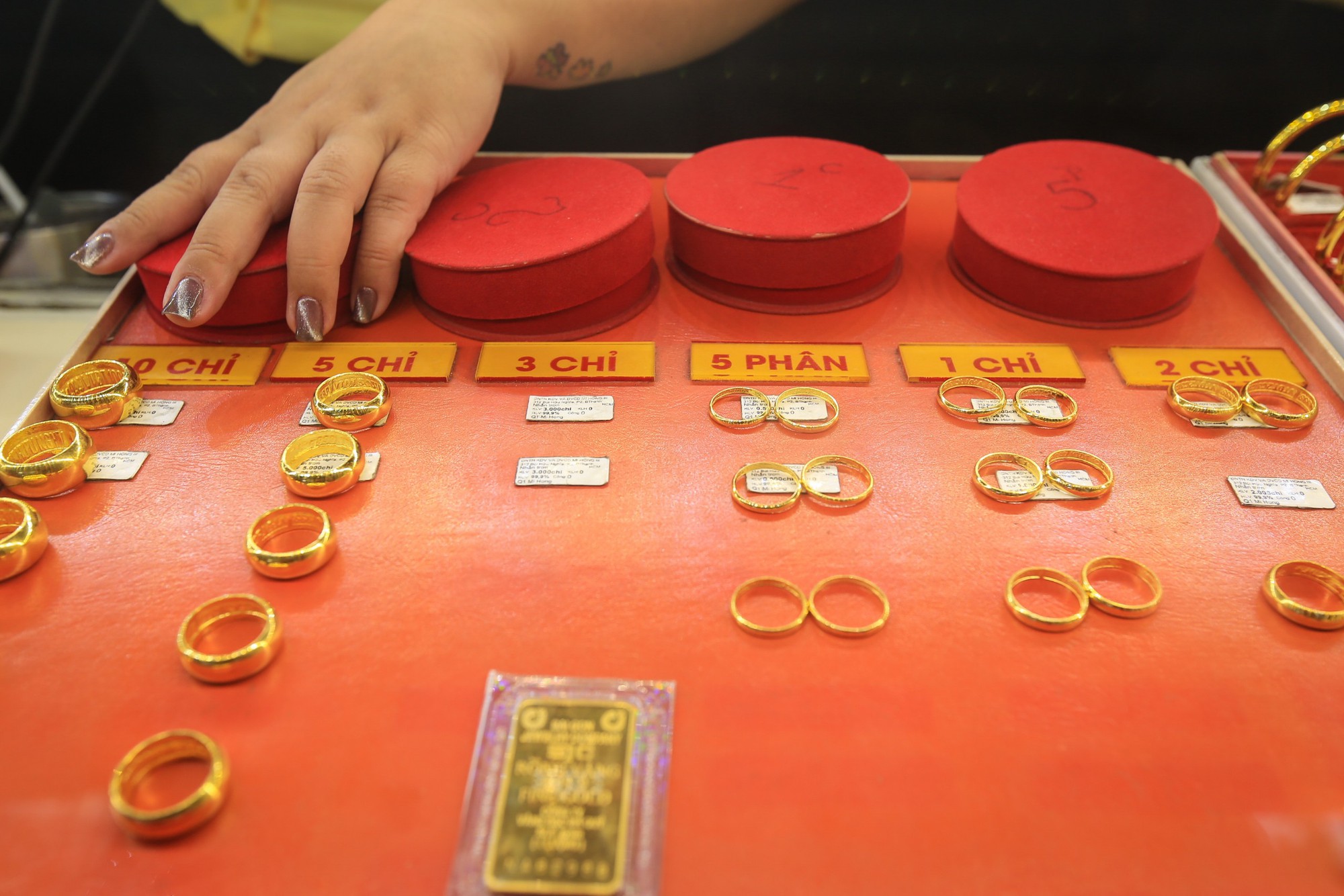 Vàng trượt giảm, mua hay bán?- Ảnh 1.