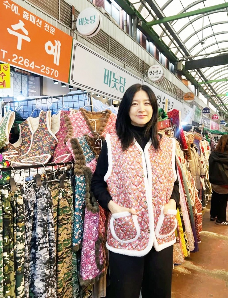 Theo Osen, Lee Young Ae là tâm điểm chú ý của người dân khi xuất hiện tại một khu chợ truyền thống ở Seoul hôm 16/2 (29 tháng chạp). Diễn viên mua sắm phụ kiện, thử trang phục dành cho các bà, các mẹ và chúc Tết bà con. Trên trang cá nhân vào mùng Hai Tết, người đẹp đăng loạt ảnh mới kèm thông điệp: "Nạp lại năng lượng, chữa lành rồi về. Chúc mọi người hạnh phúc nhé". Dưới phần bình luận, nhiều khán giả khen minh tinh trẻ đẹp, nhu mì, khí chất sang trọng dù diện đồ bình dân. Ảnh: Instagram Leeyoungae08