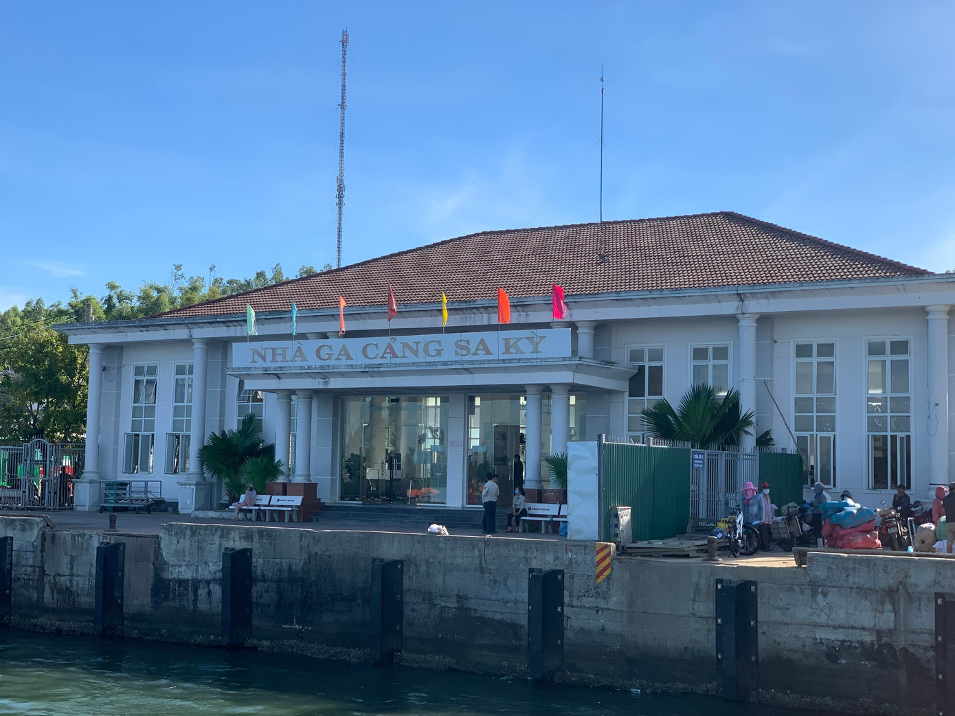 Vé tàu siêu tốc ra Lý Sơn tăng giá, lo du lịch ảnh hưởng- Ảnh 1.