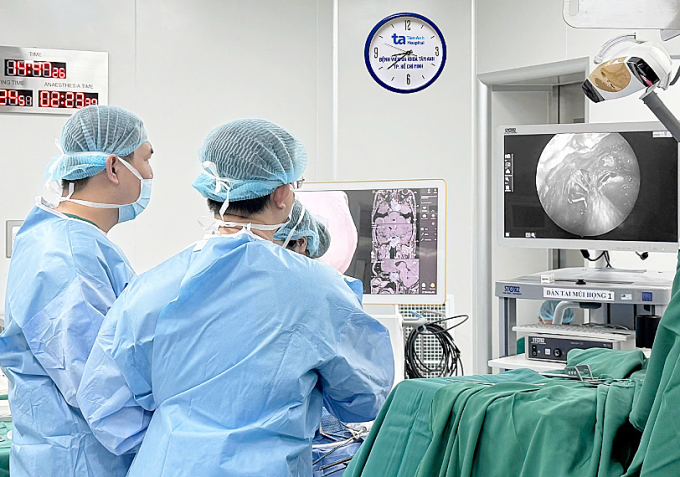 Các bác sĩ đang phẫu thuật cho bà Hiền. Ảnh: Bệnh viện Đa khoa Tâm Anh