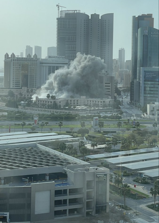 Vì sao Iran "trút giận" lên hàng loạt nước vùng Vịnh? 1 Vùng Vịnh hứng đòn trả đũa khốc liệt của Iran nhắm vào Mỹ và Israel - Ảnh 1.