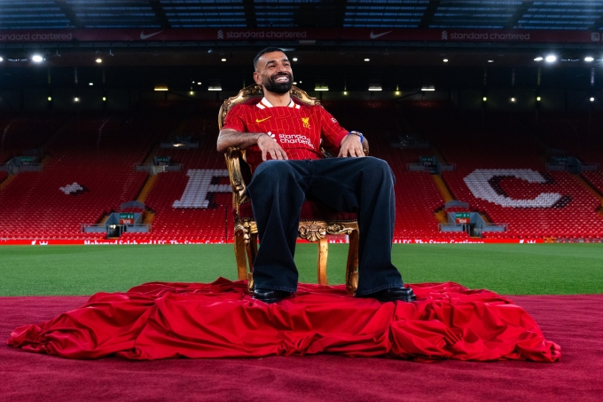 Mohamed Salah chụp ảnh sau khi gia hạn 2 năm với Liverpool hồi tháng 4/2025. Ảnh: Liverpool FC
