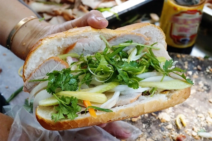 Bánh mì thường có nhiều nhân đi kèm. Ảnh: Phong Vinh