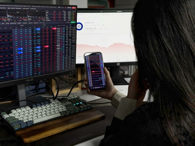 Nhà đầu theo dõi bảng điện tử trong phiên chứng khoán giảm hơn 100 điểm, ngày 9/3/2026. Ảnh: Anh Tú