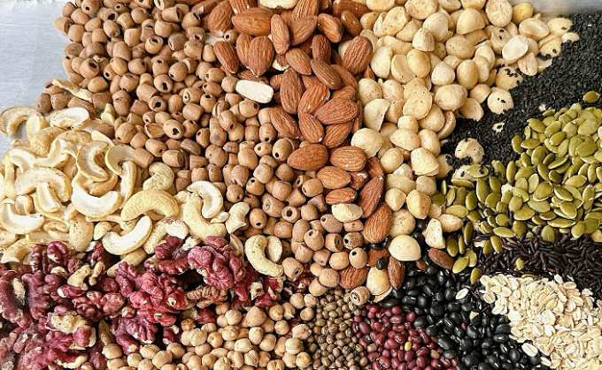 Ăn quá nhiều hạt cùng lúc có thể gây đau bụng. Ảnh: Đình Diệu