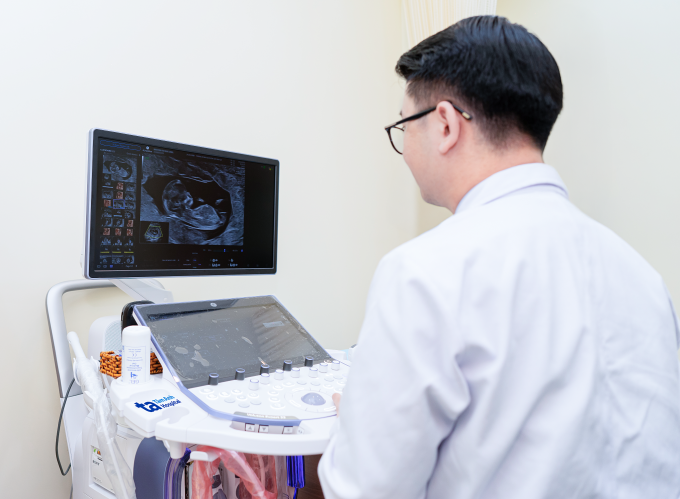 Bác sĩ Long siêu âm đo độ mờ da gáy cho một thai phụ. Ảnh minh họa: Phòng khám Đa khoa Tâm Anh Quận 7