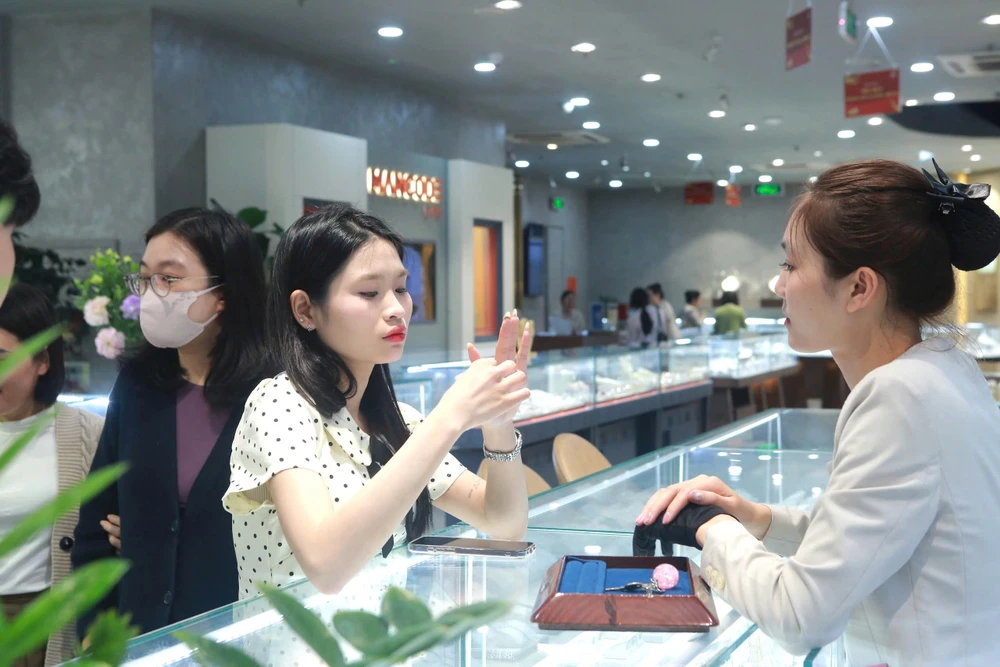 Giá vàng trong nước tiếp tục neo ở mức kỷ lục so với thế giới. Ảnh: T.L vang-PNJ-2.jpg