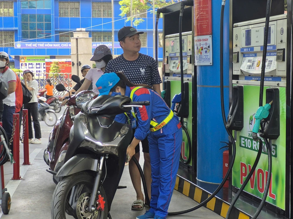 Từ giữa tuần trước đến nay, thị trường năng lượng toàn cầu biến động mạnh. Trong nước, công tác điều hành giá xăng dầu cũng được thực hiện liên tục, gần như theo ngày. Ảnh minh hoạ: AH z6861983573821_19a443504271030a5a88c0fd4e7edfcc.jpg