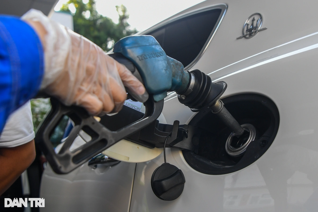 Vì sao giá xăng giảm mạnh hơn 9.500 đồng/lít chỉ trong 2 ngày? - 1